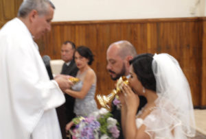 Recibiendo la primer comunión entre marido y mujer, oficializando la unión    conyugal el Padre Agustín Arriola Velasco